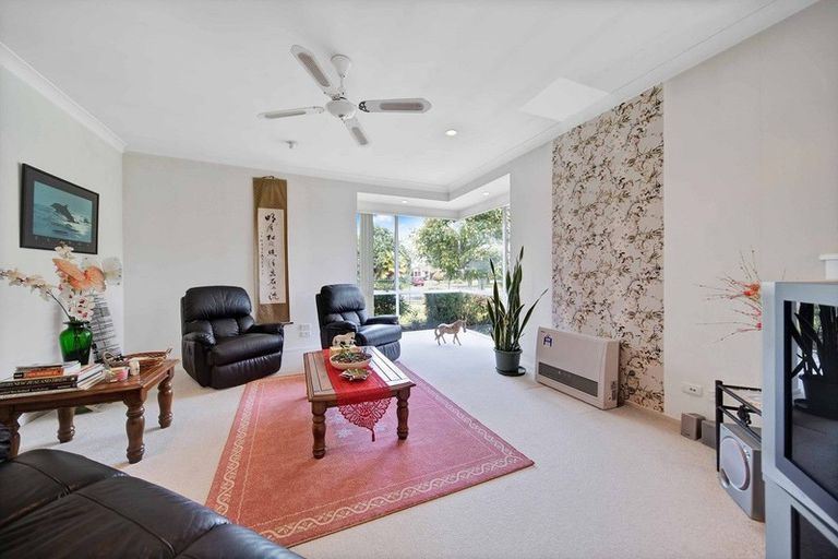 Photo of property in 11 Perotti Place, Conifer Grove, Takanini, 2112