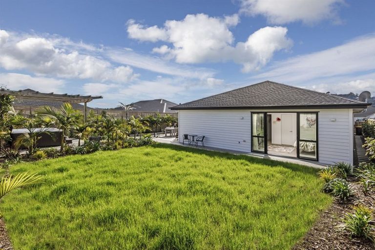 Photo of property in 3 Lewis Younie Road, Kumeu, 0810