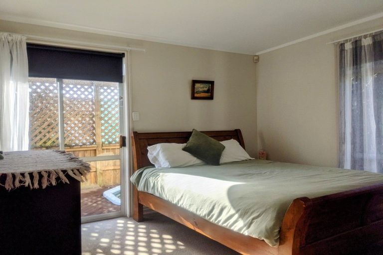 Photo of property in 16 Alma Street, Te Atatu South, Auckland, 0610