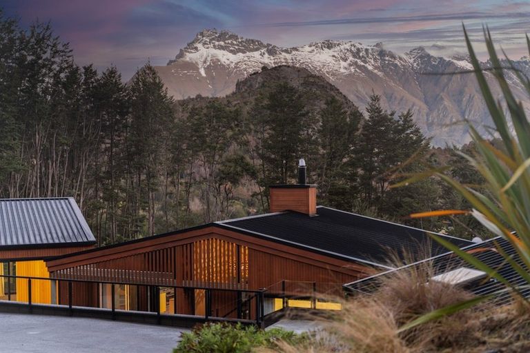 Photo of property in 18 Falcon Heights, Mount Creighton, Queenstown, 9371