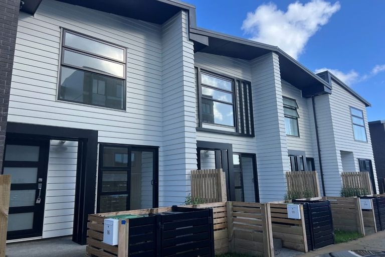 Photo of property in 16 Rauemi Way, Te Atatu South, Auckland, 0610