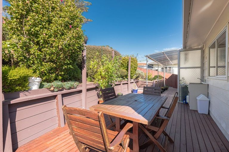 Photo of property in 56 Colchester Crescent, Newlands, Wellington, 6037