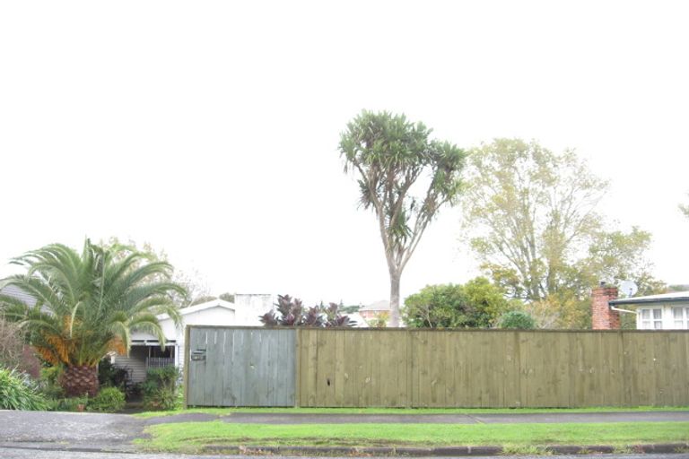 Photo of property in 27 Glenfern Road, Mellons Bay, Auckland, 2014