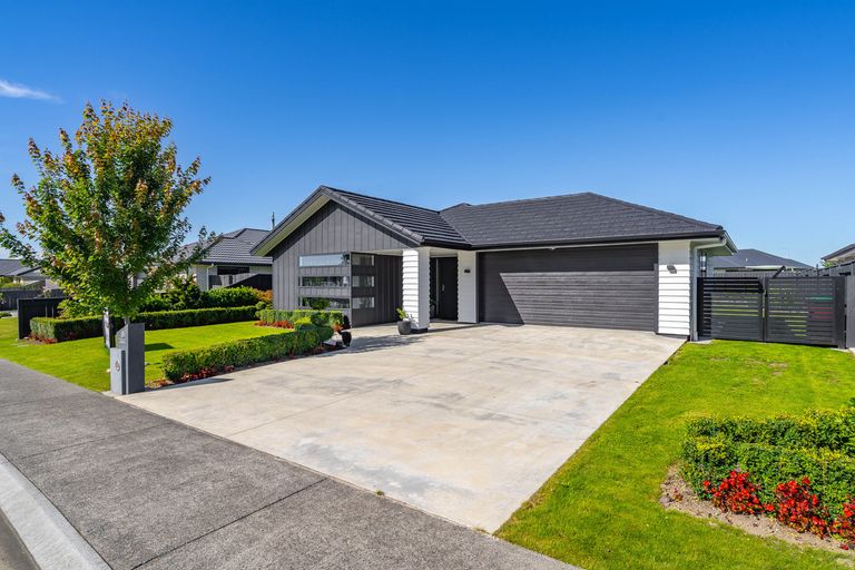 Photo of property in 15 Maple Grove, Kingston, Wellington, 6021