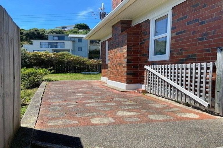 Photo of property in 28 The Quadrant, Miramar, Wellington, 6022