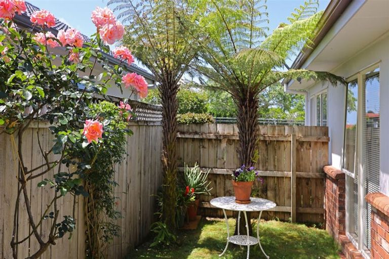 Photo of property in 18 Graven Court, Henderson, Auckland, 0612