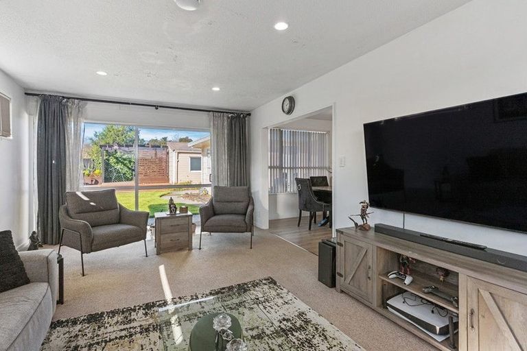 Photo of property in 16 Kruse Place, Redwood, Christchurch, 8051