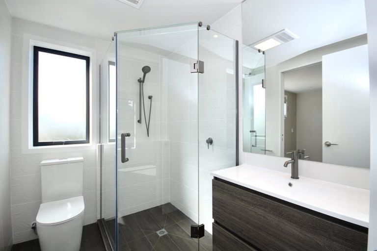 Photo of property in 41a Camelot Place, Glenfield, Auckland, 0629