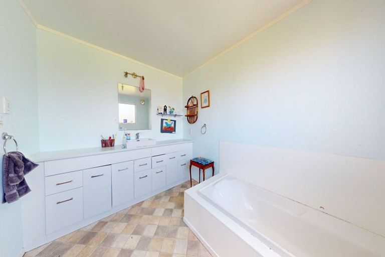 Photo of property in 33 Hauraki Road, Leigh, 0985