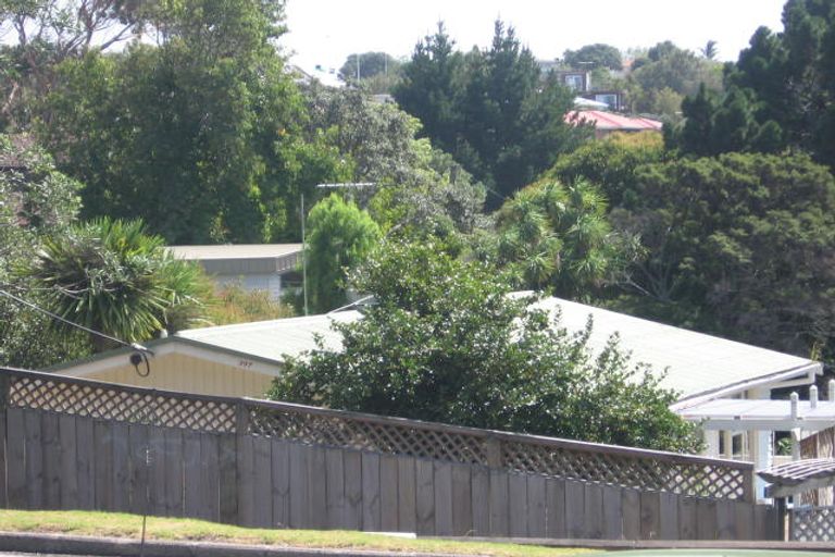 Photo of property in 397 Wairau Road, Totara Vale, Auckland, 0629