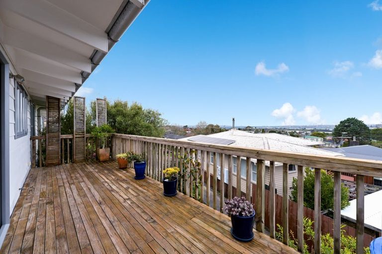 Photo of property in 1 Cron Avenue, Te Atatu South, Auckland, 0610