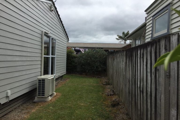 Photo of property in 2/17 Woodside Road, Massey, Auckland, 0614