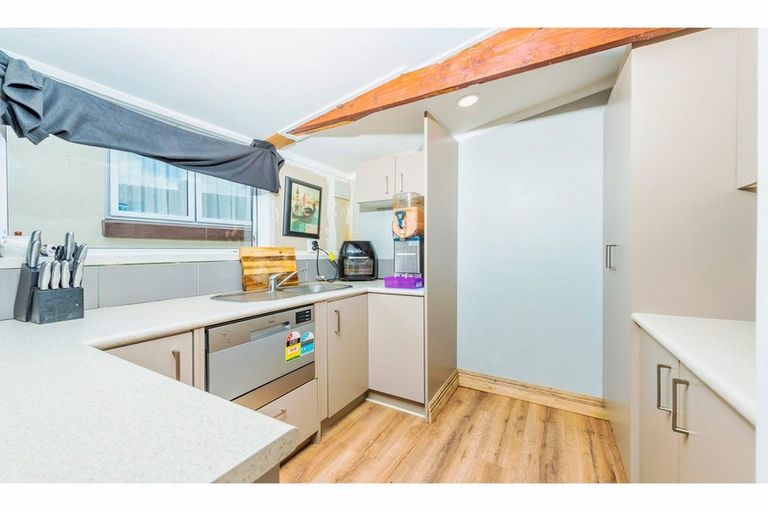 Photo of property in 14 Fairdene Avenue, Henderson, Auckland, 0610