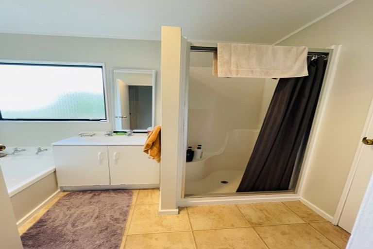 Photo of property in 10a Elizabeth Drive, West Harbour, Auckland, 0618