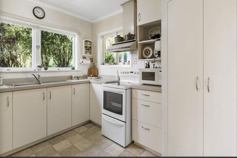 Photo of property in 7 Luke Place, Eastern Beach, Auckland, 2012