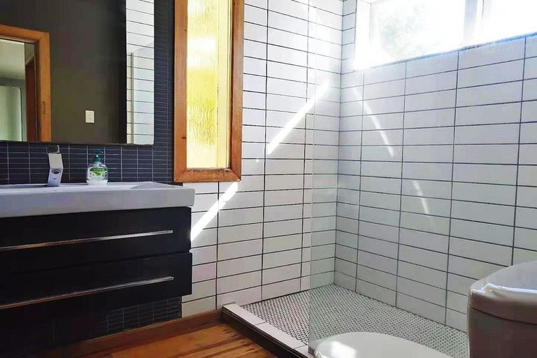 Photo of property in 255 Glenfield Road, Hillcrest, Auckland, 0627