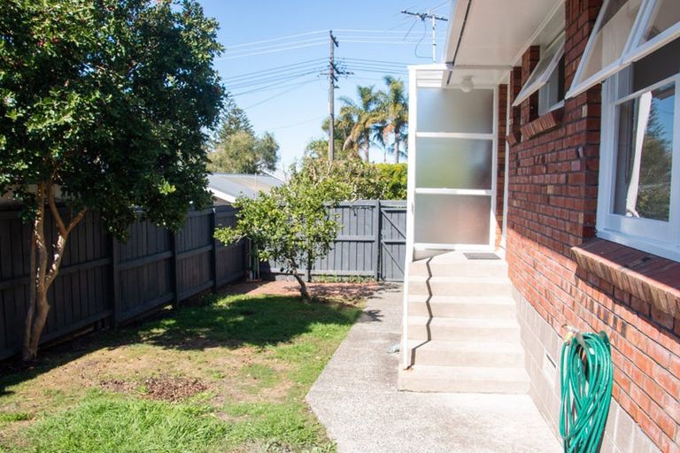 Photo of property in 1/22 Old Lake Road, Narrow Neck, Auckland, 0624