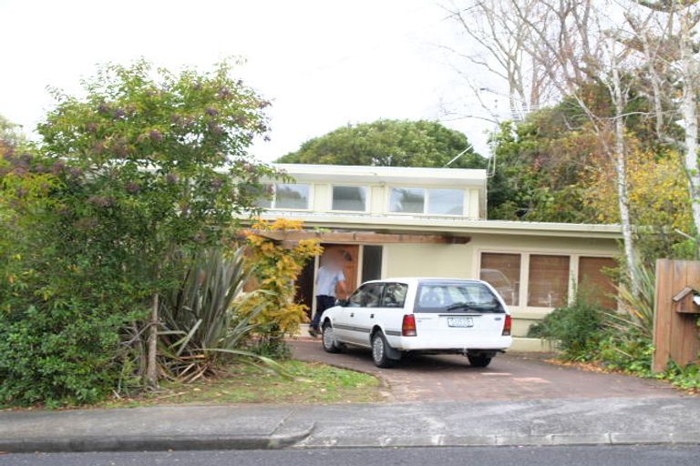 Photo of property in 28 Liston Crescent, Cockle Bay, Auckland, 2014