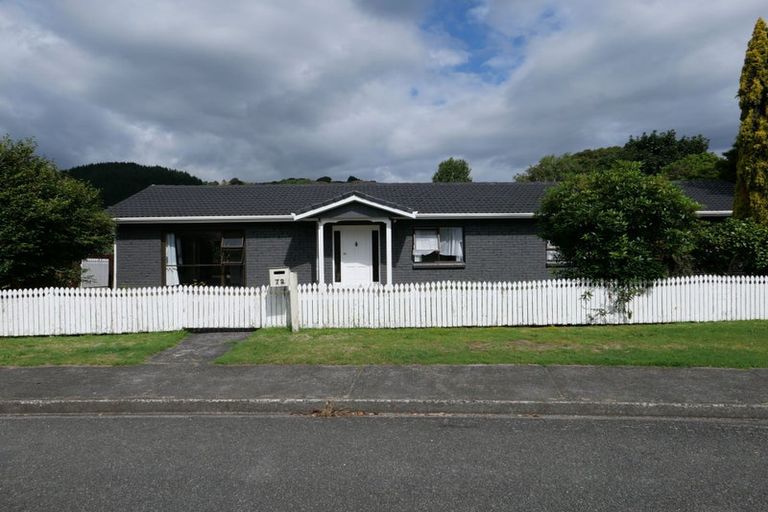 Photo of property in 72 Aorangi Road, Paraparaumu, 5032