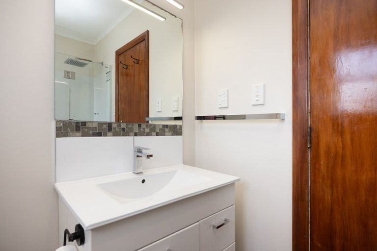 Photo of property in 38 Crewe Crescent, Hokowhitu, Palmerston North, 4410