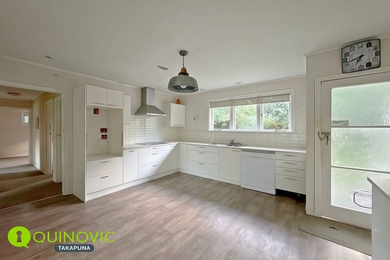 Photo of property in 1 La Trobe Street, Pakuranga Heights, Auckland, 2010