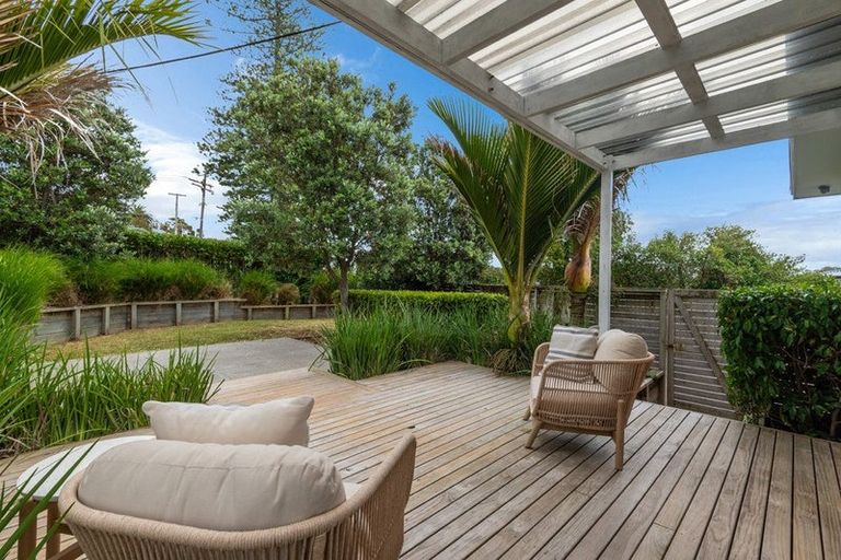 Photo of property in 11 Woodside Avenue, Northcote, Auckland, 0627