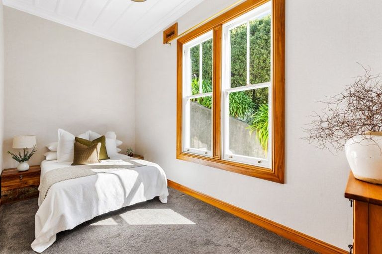 Photo of property in 18 Sealy Road, Bluff Hill, Napier, 4110