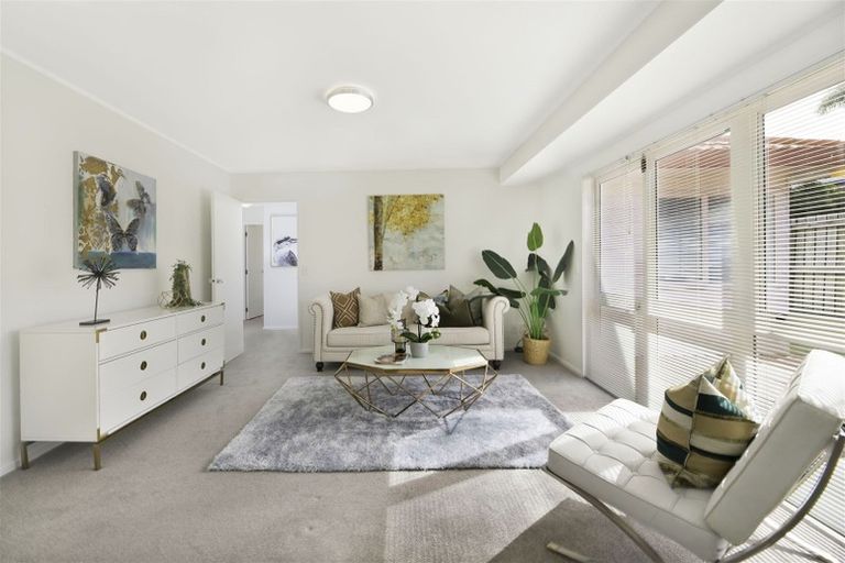 Photo of property in 25 Heversham Place, Glendene, Auckland, 0602