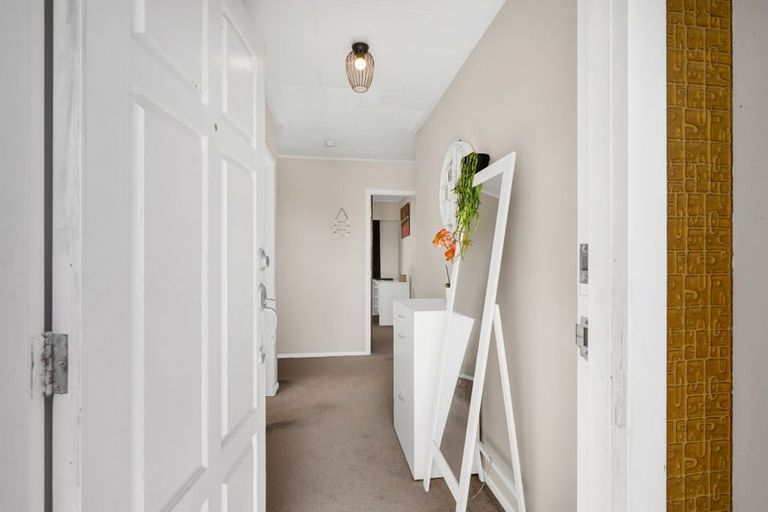 Photo of property in 323 Mangorei Road, Merrilands, New Plymouth, 4312