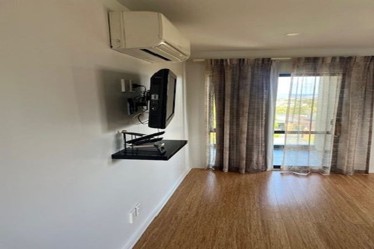 Photo of property in 35 Cityview Place, Massey, Auckland, 0614