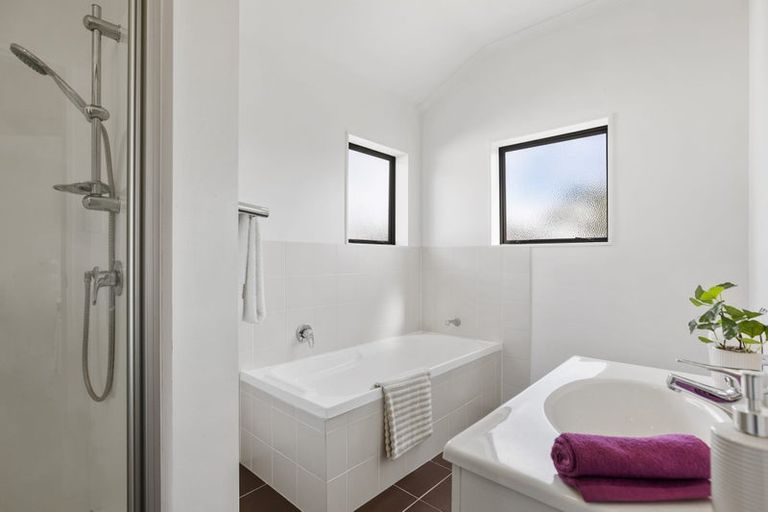 Photo of property in 16 Secoia Crescent, Mangere, Auckland, 2022