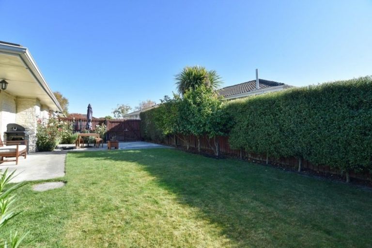 Photo of property in 2/10 Salford Avenue, Redwood, Christchurch, 8051