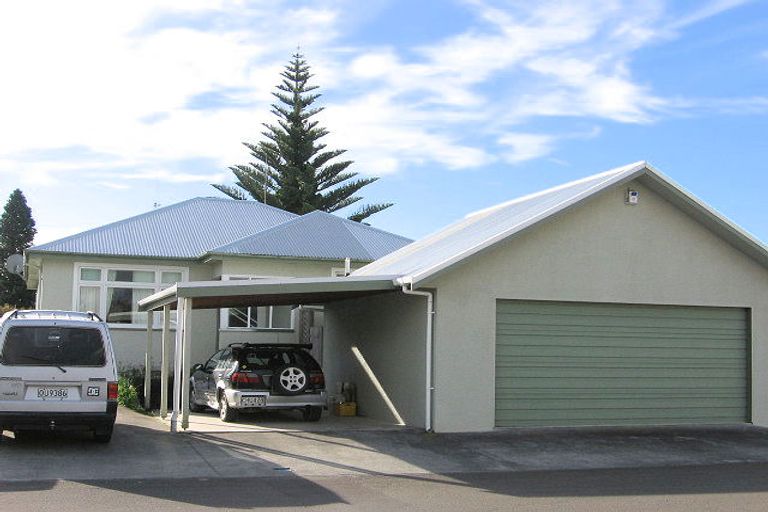 Photo of property in 1a Roxburgh Crescent, Hokowhitu, Palmerston North, 4410