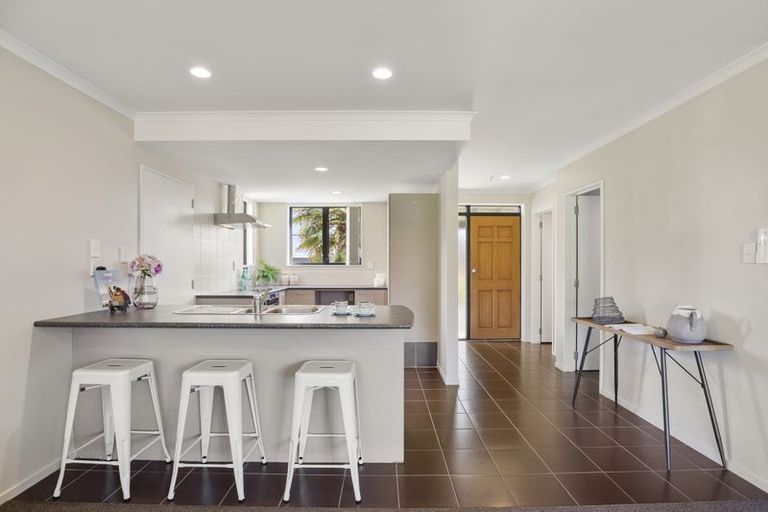 Photo of property in 16 Secoia Crescent, Mangere, Auckland, 2022