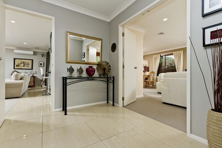 Photo of property in 16 Baulcomb Parade, Windsor Park, Auckland, 0632