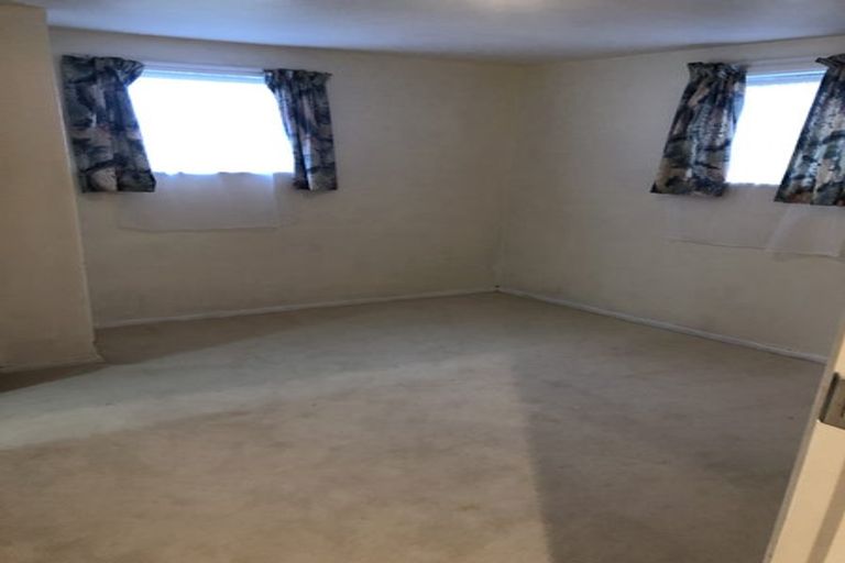 Photo of property in 32a Bancroft Terrace, Newlands, Wellington, 6037