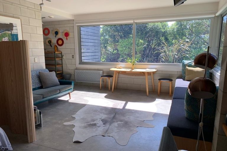 Photo of property in 15 Hungerford Road, Lyall Bay, Wellington, 6022