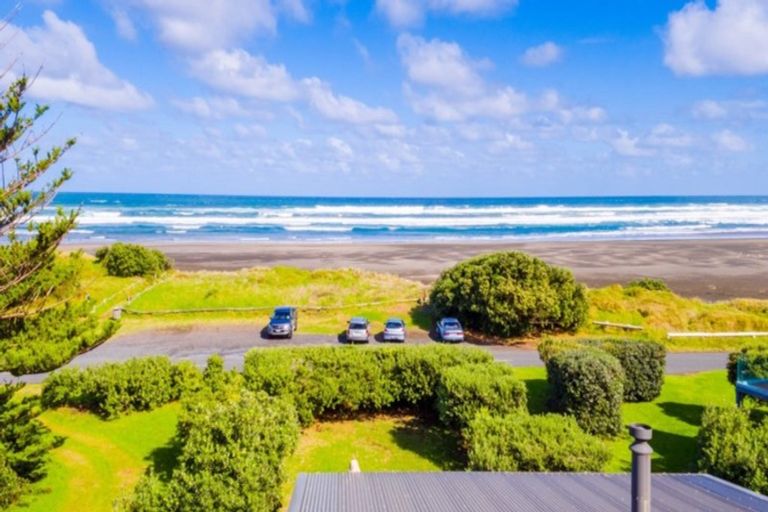 Photo of property in 127 Marine Parade North, Piha, New Lynn, 0772