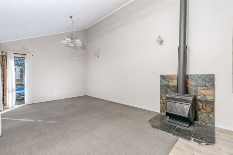 Photo of property in 66 Easton Park Parade, Glenfield, Auckland, 0629