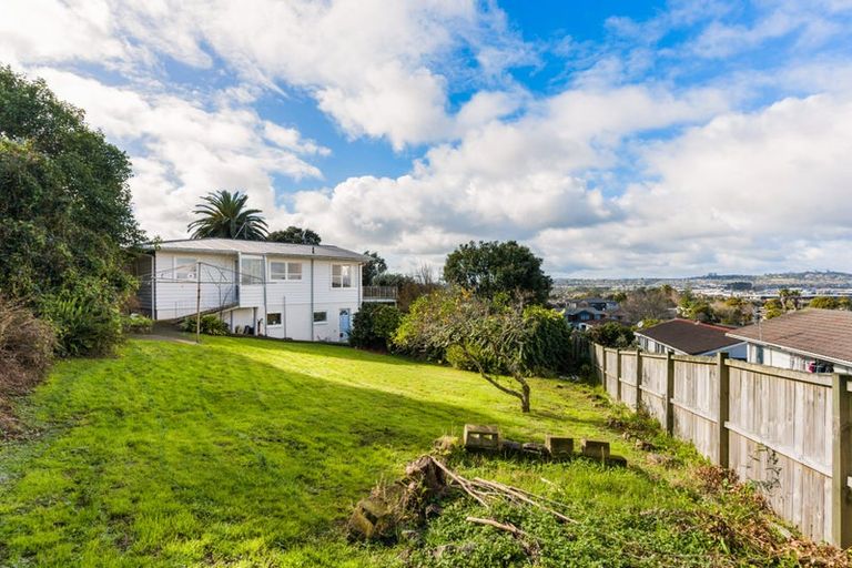 Photo of property in 33 Chatsworth Crescent, Pakuranga Heights, Auckland, 2010