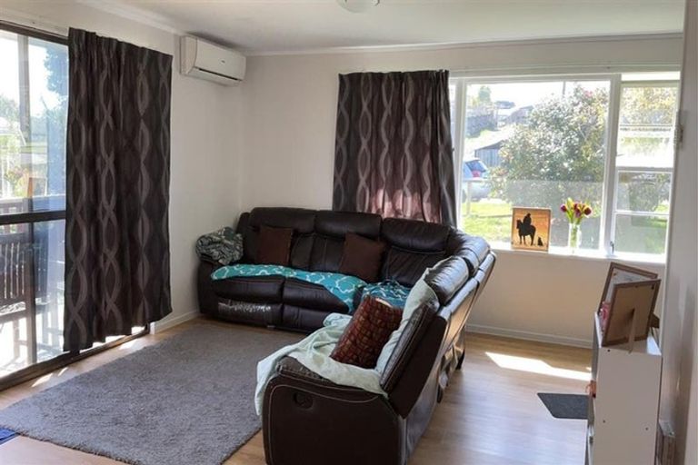 Photo of property in 7 Hueglow Rise, West Harbour, Auckland, 0618