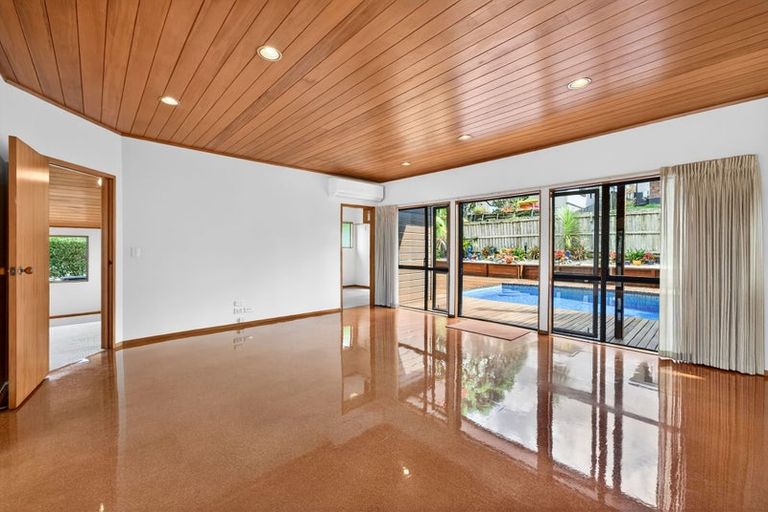 Photo of property in 2/50 Masterton Road, Rothesay Bay, Auckland, 0630