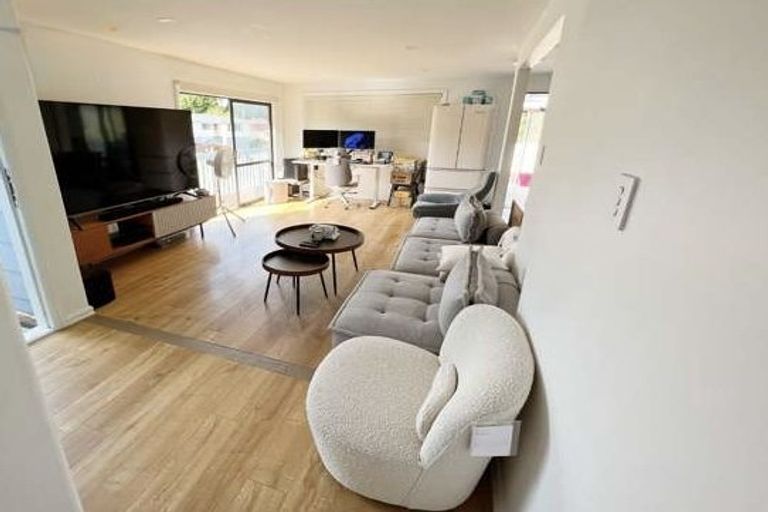 Photo of property in 133 Oreil Avenue, West Harbour, Auckland, 0618