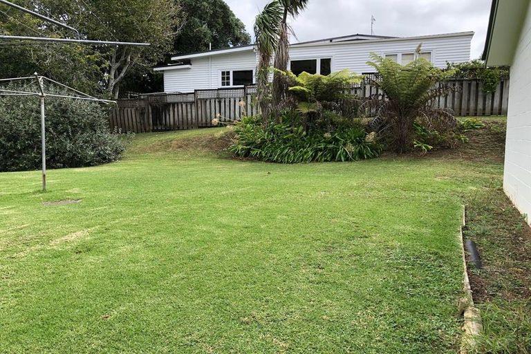 Photo of property in 3/7 Luplau Crescent, Cockle Bay, Auckland, 2014