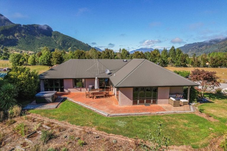 Photo of property in 22 Grey Street, Murchison, 7007