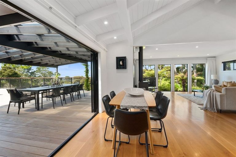 Photo of property in 5 Ngarahana Avenue, Paremoremo, Auckland, 0632