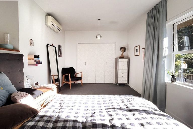 Photo of property in 21 Kaitawa Road, York Bay, Lower Hutt, 5013