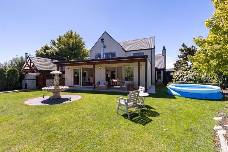 Photo of property in 33 Royal Oak Drive, Kelvin Grove, Palmerston North, 4414