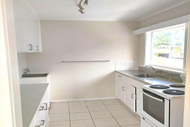 Photo of property in 2/139 Queens Drive, Lyall Bay, Wellington, 6022