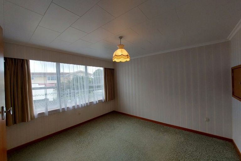 Photo of property in 2 Onslow Place, Merrilands, New Plymouth, 4312